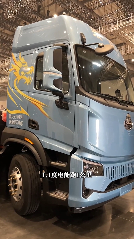 乘龙纯电翼威平台发布！400度的纯电牵引车自重只有8.8吨！一度电能跑1.1公里！